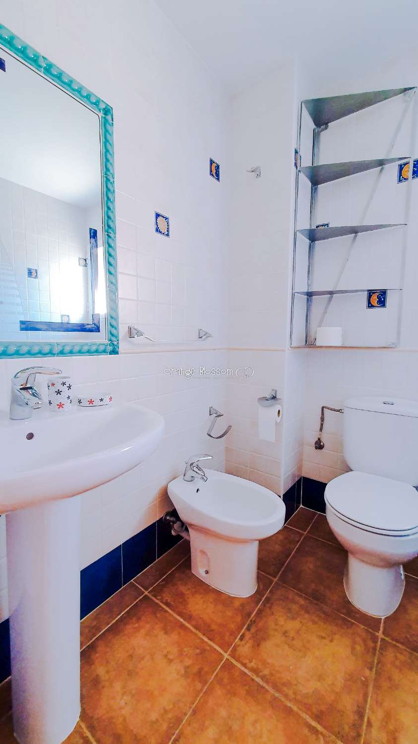 Ein wunderschön gebautes Haus in einer friedlichen ländlichen Umgebung.