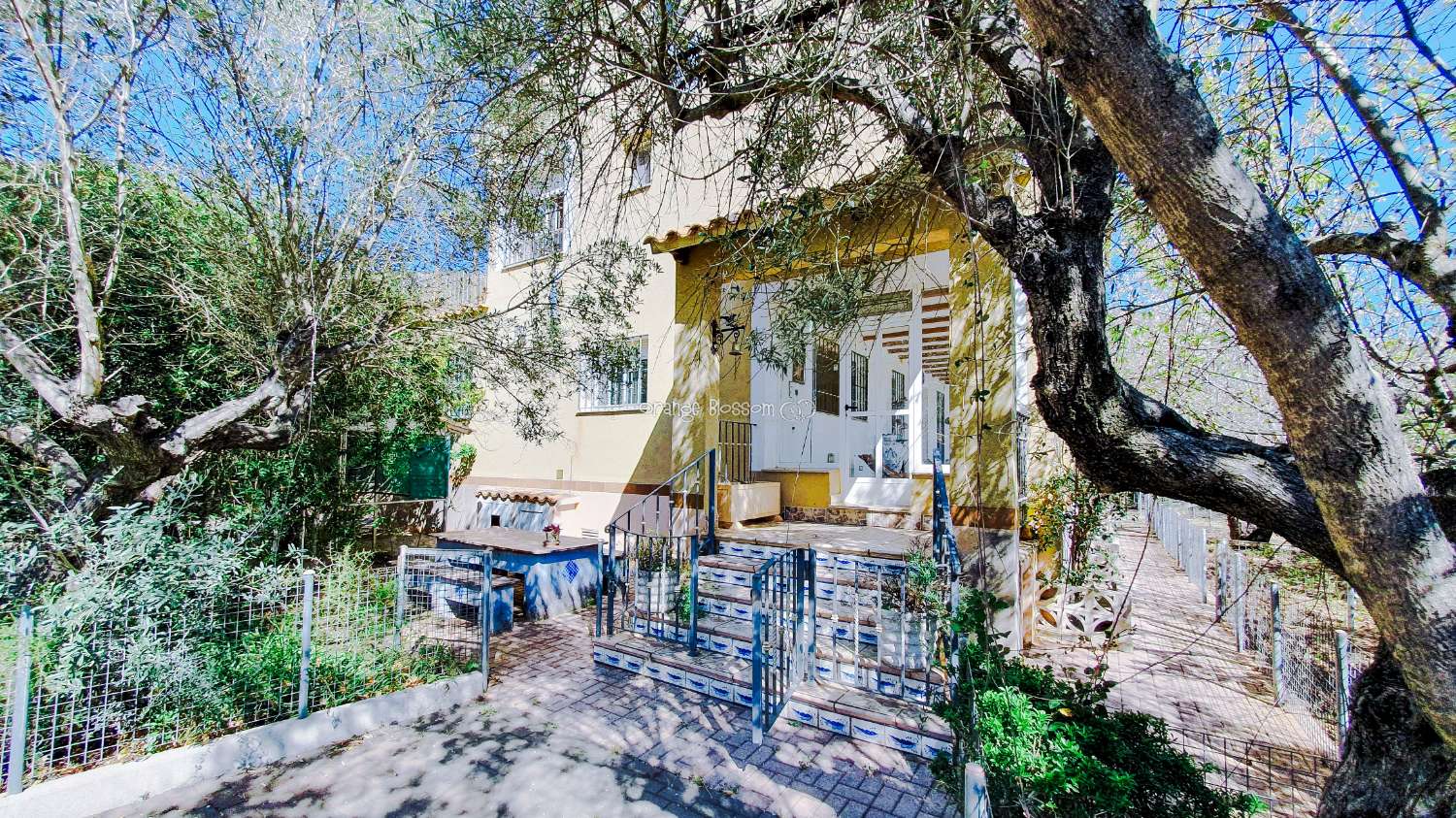 Ein wunderschön gebautes Haus in einer friedlichen ländlichen Umgebung.