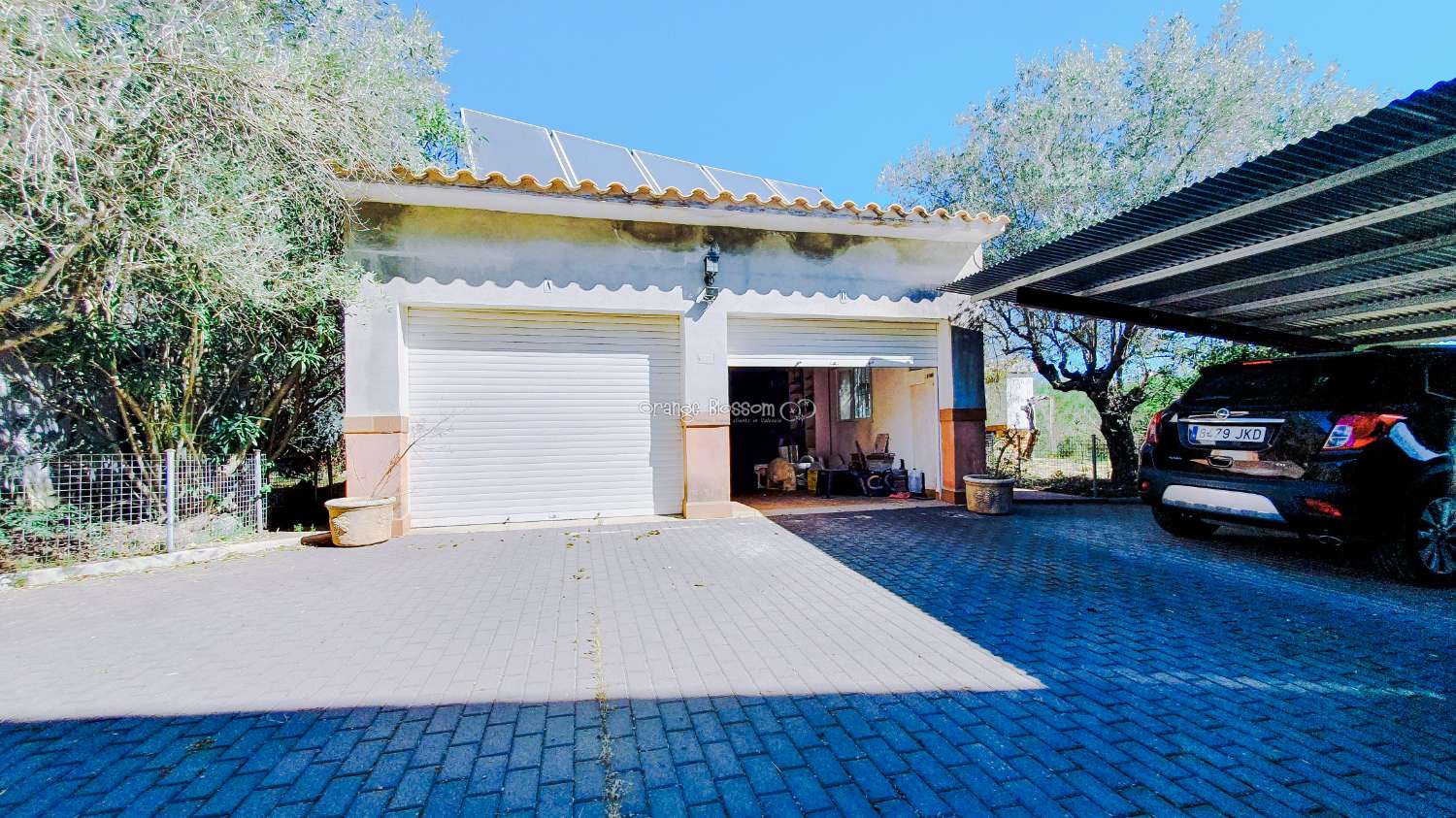 Ein wunderschön gebautes Haus in einer friedlichen ländlichen Umgebung.