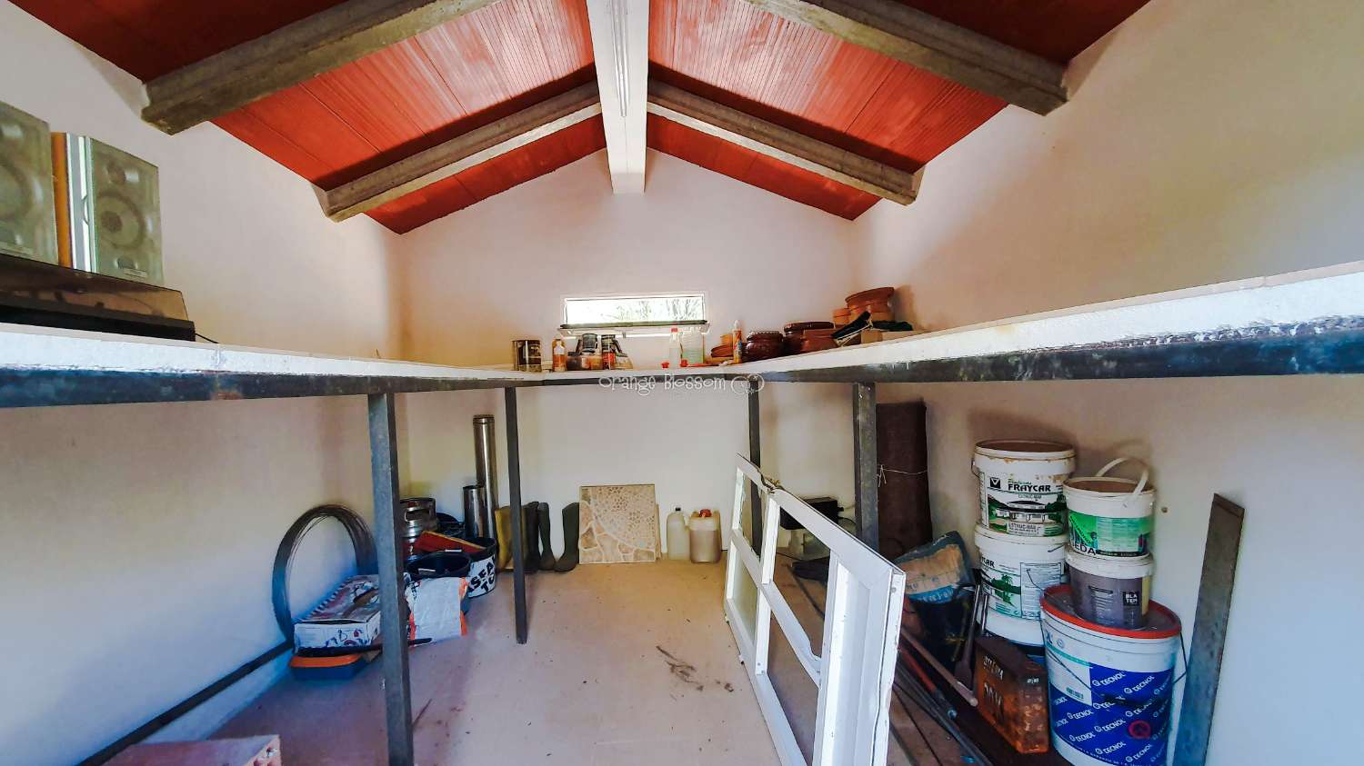 Ein wunderschön gebautes Haus in einer friedlichen ländlichen Umgebung.