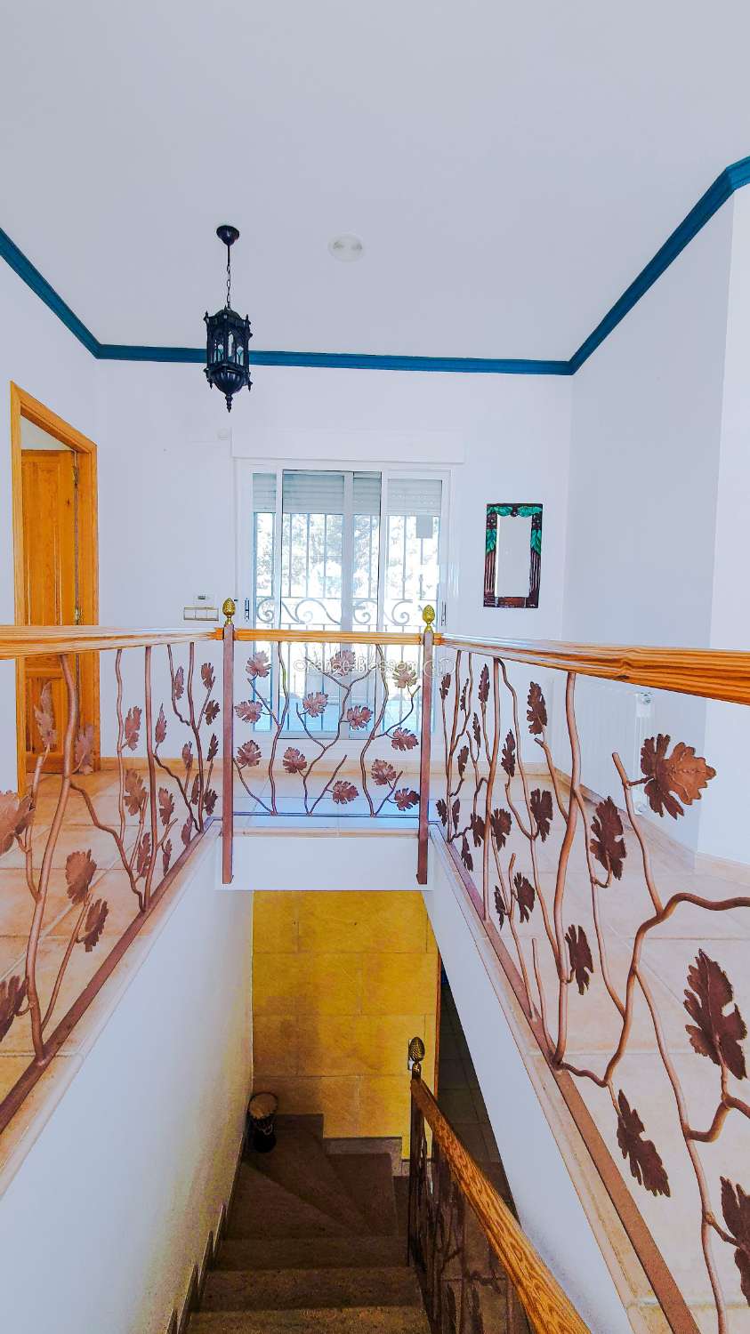 Ein wunderschön gebautes Haus in einer friedlichen ländlichen Umgebung.