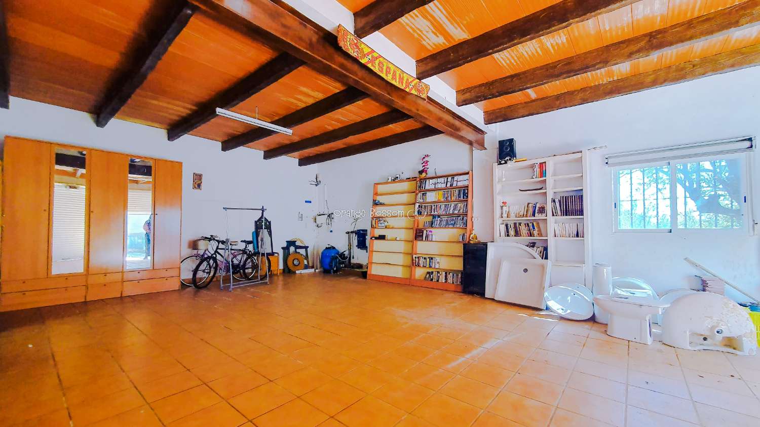 Ein wunderschön gebautes Haus in einer friedlichen ländlichen Umgebung.