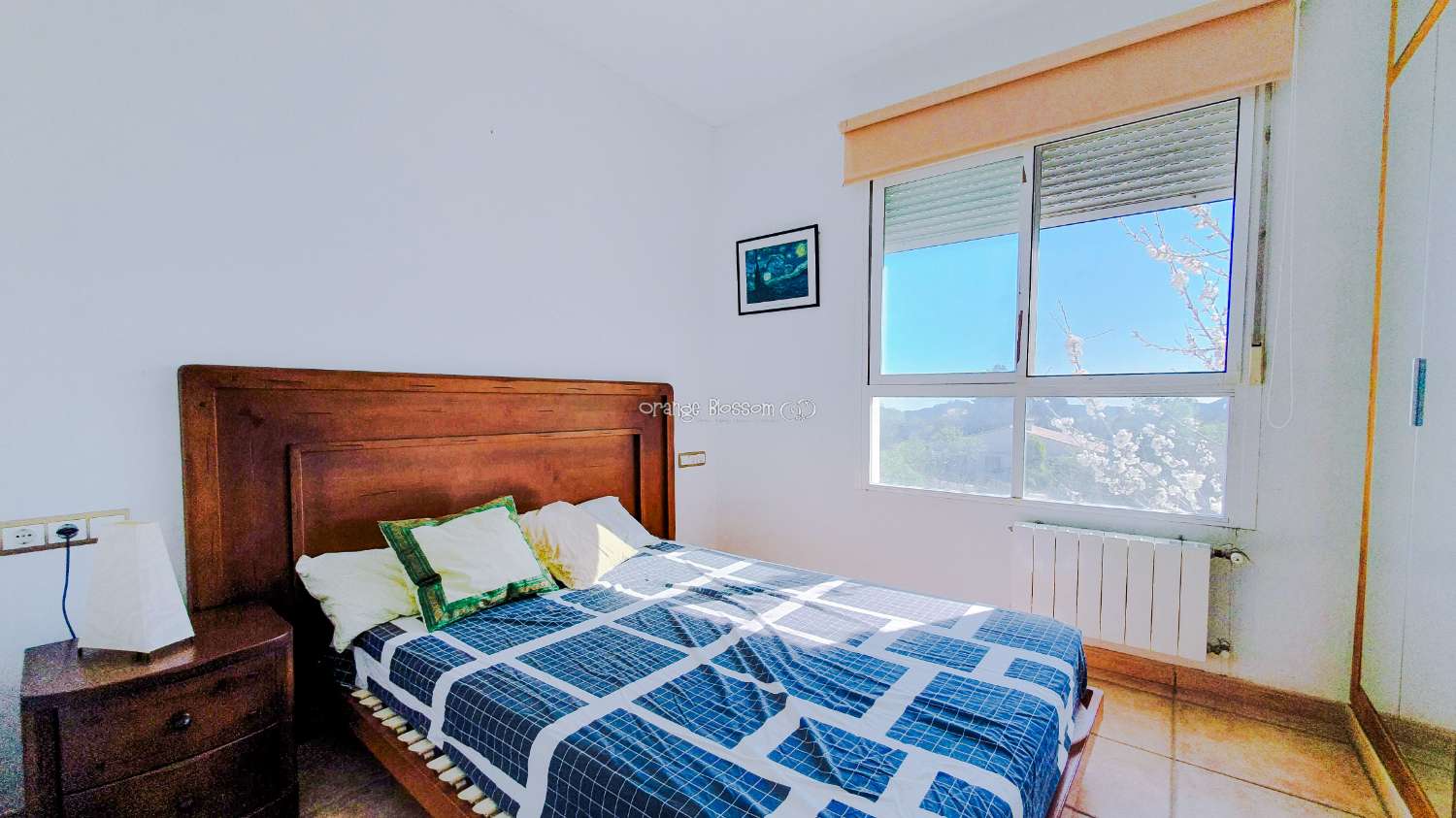 Ein wunderschön gebautes Haus in einer friedlichen ländlichen Umgebung.