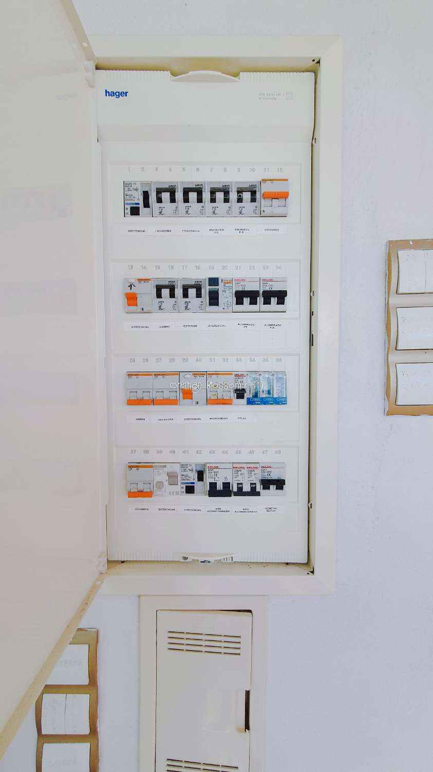 Ein wunderschön gebautes Haus in einer friedlichen ländlichen Umgebung.