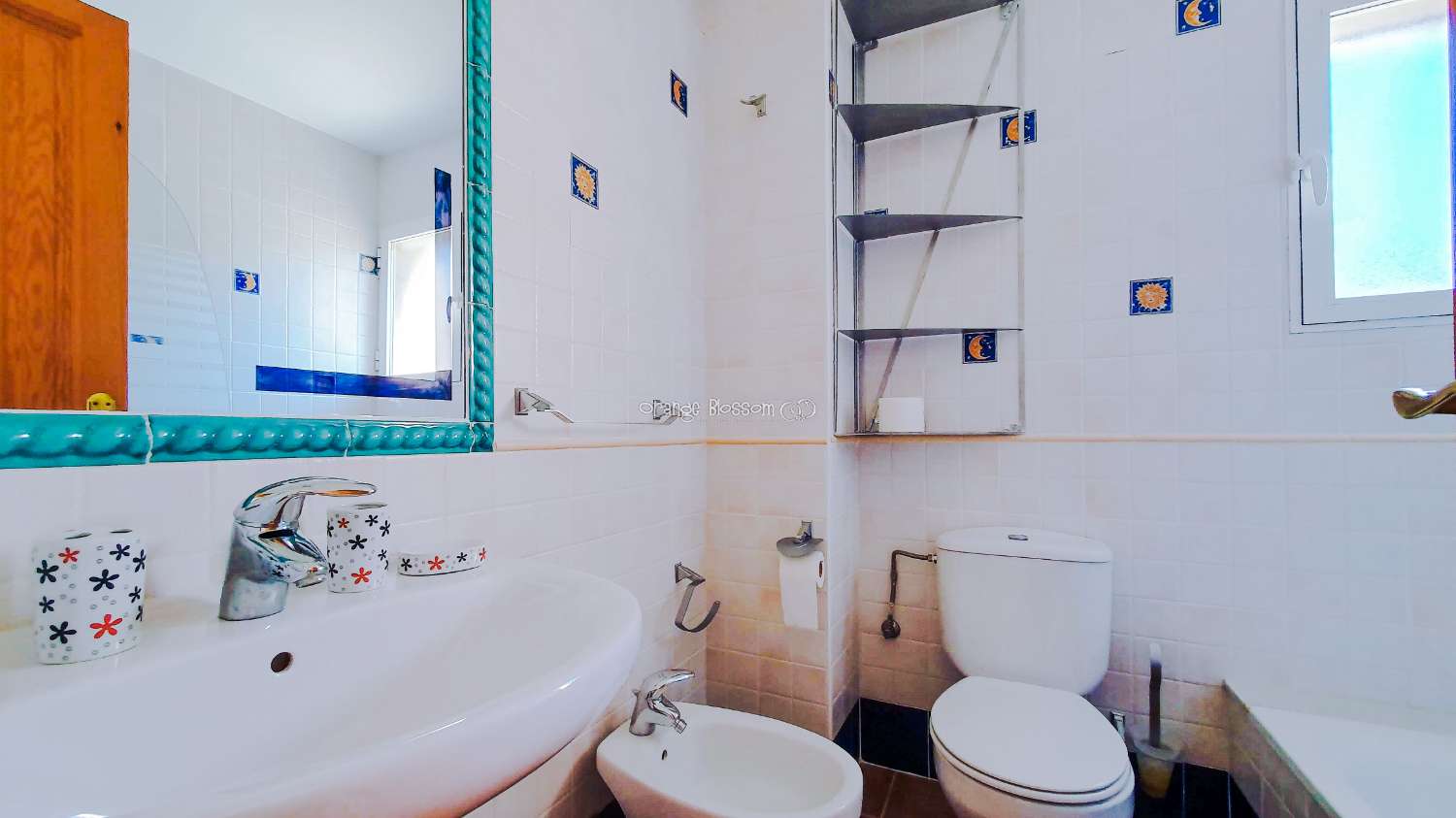 Ein wunderschön gebautes Haus in einer friedlichen ländlichen Umgebung.