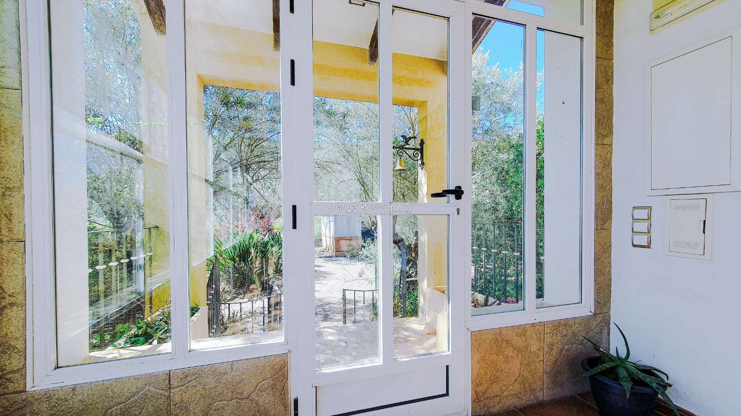 Ein wunderschön gebautes Haus in einer friedlichen ländlichen Umgebung.