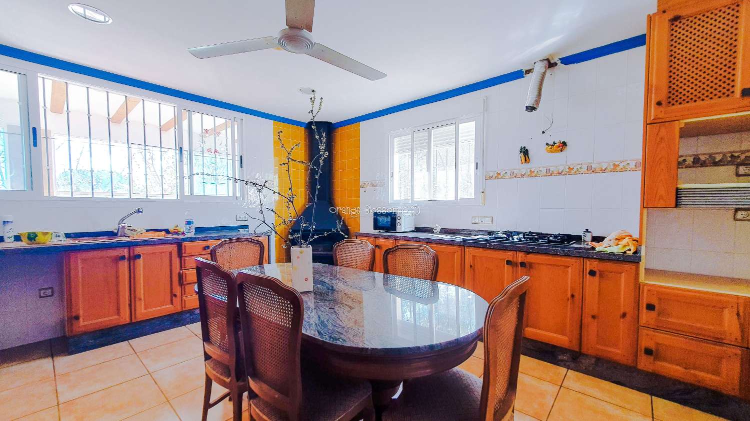 Ein wunderschön gebautes Haus in einer friedlichen ländlichen Umgebung.