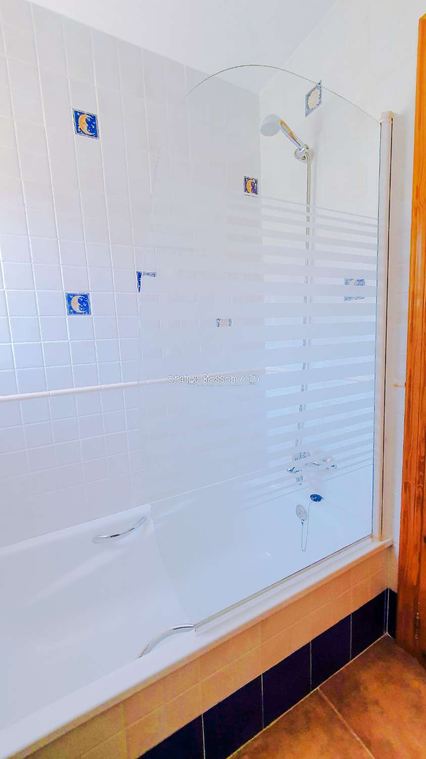 Ein wunderschön gebautes Haus in einer friedlichen ländlichen Umgebung.