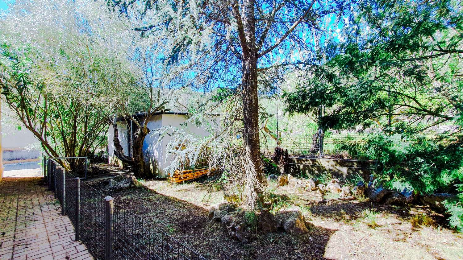 Ein wunderschön gebautes Haus in einer friedlichen ländlichen Umgebung.