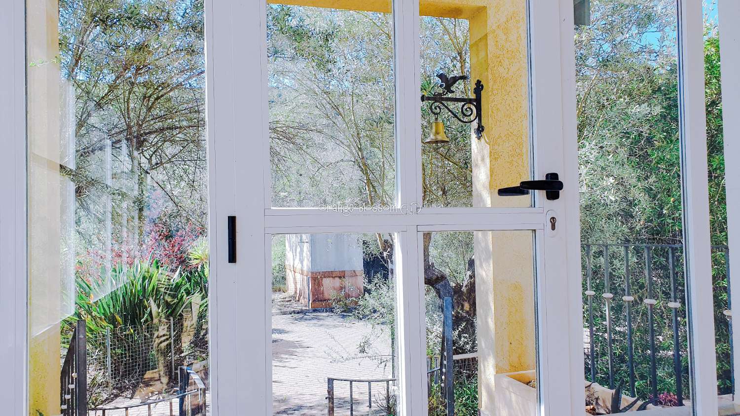 Ein wunderschön gebautes Haus in einer friedlichen ländlichen Umgebung.