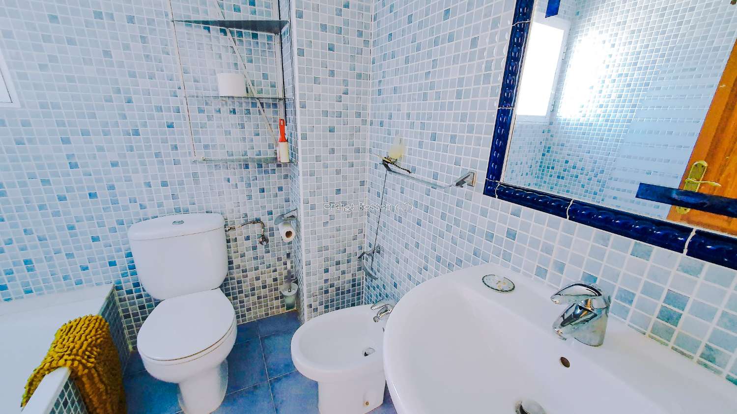 Ein wunderschön gebautes Haus in einer friedlichen ländlichen Umgebung.