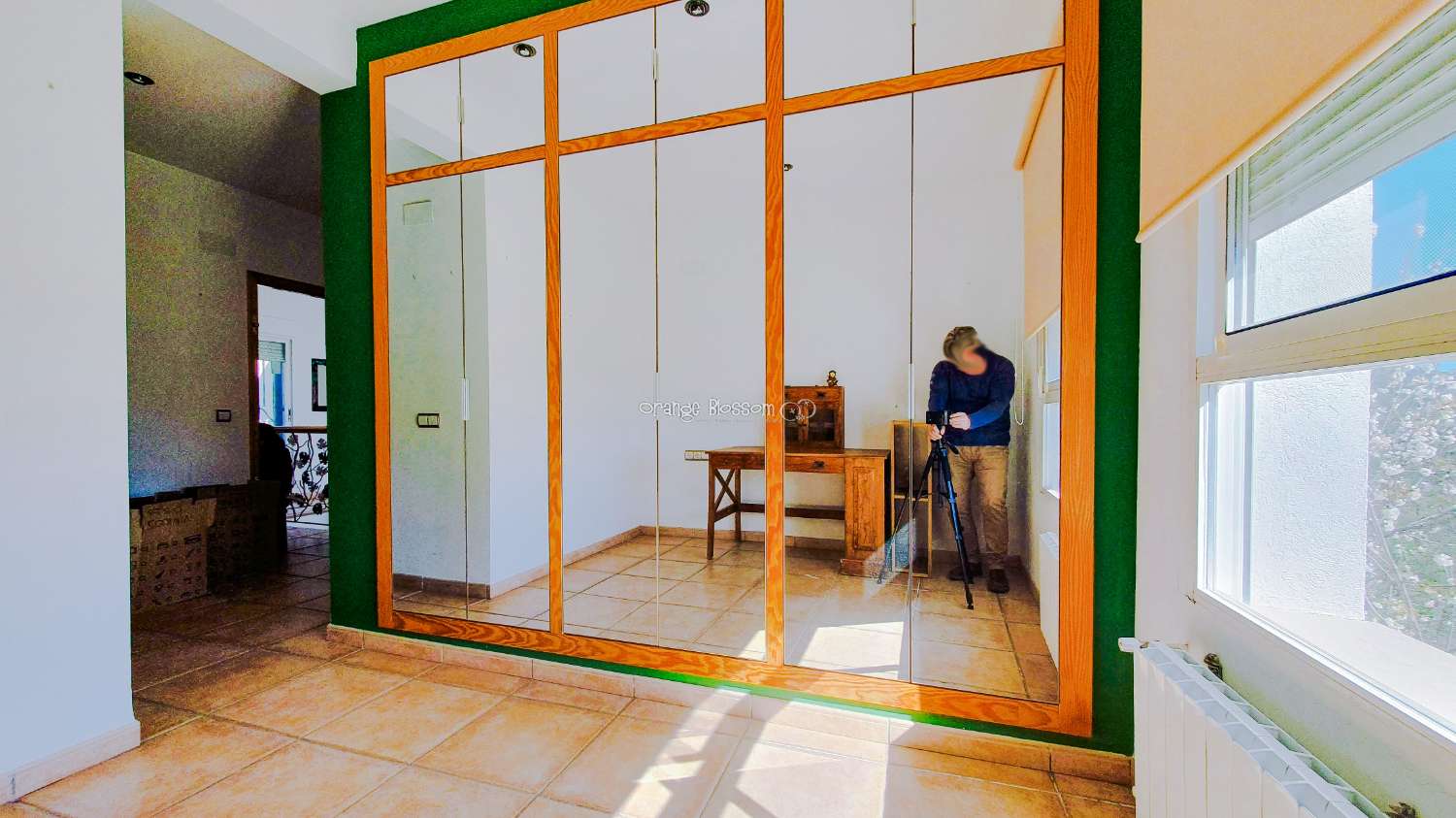 Ein wunderschön gebautes Haus in einer friedlichen ländlichen Umgebung.