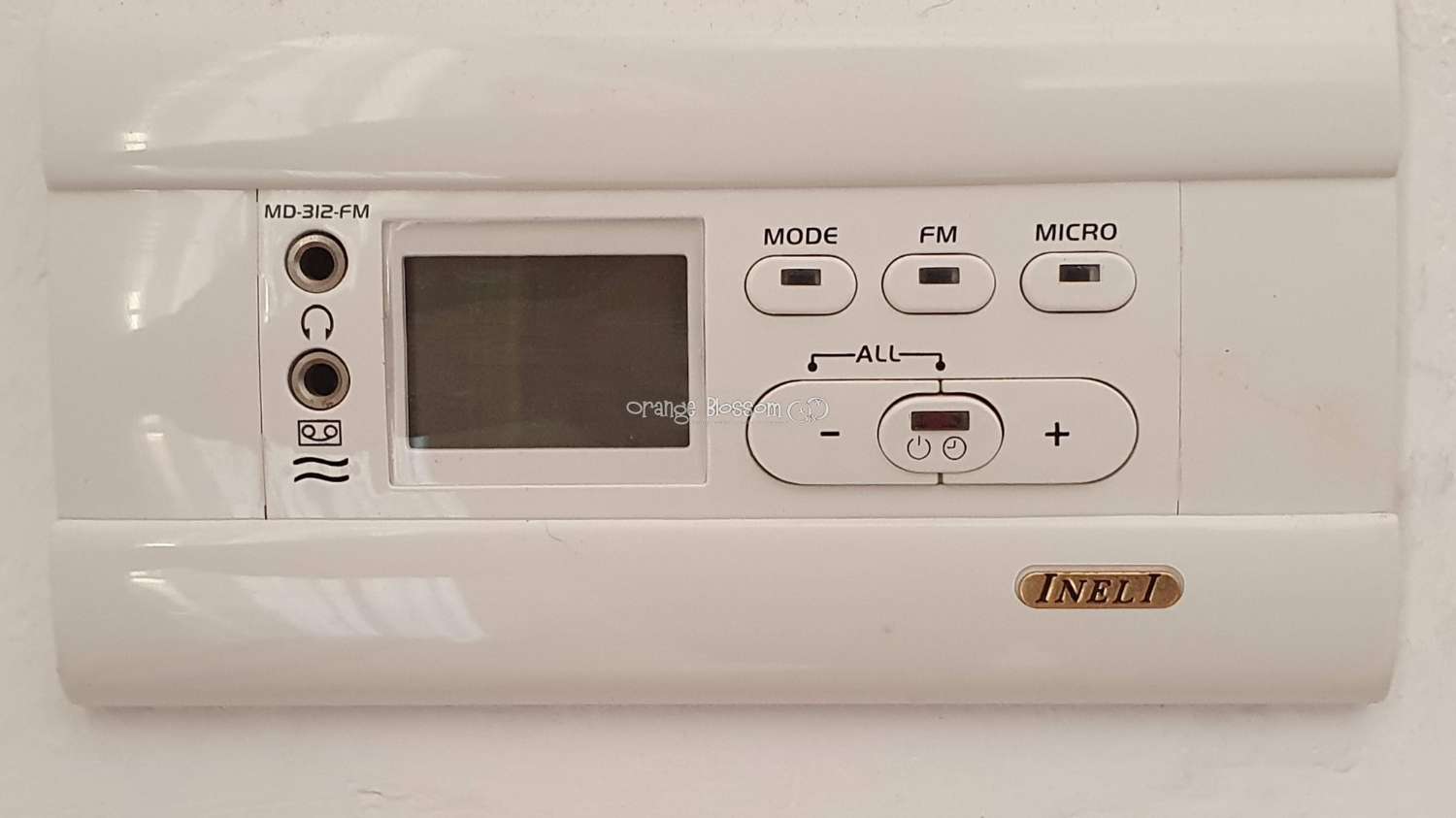 Ein wunderschön gebautes Haus in einer friedlichen ländlichen Umgebung.