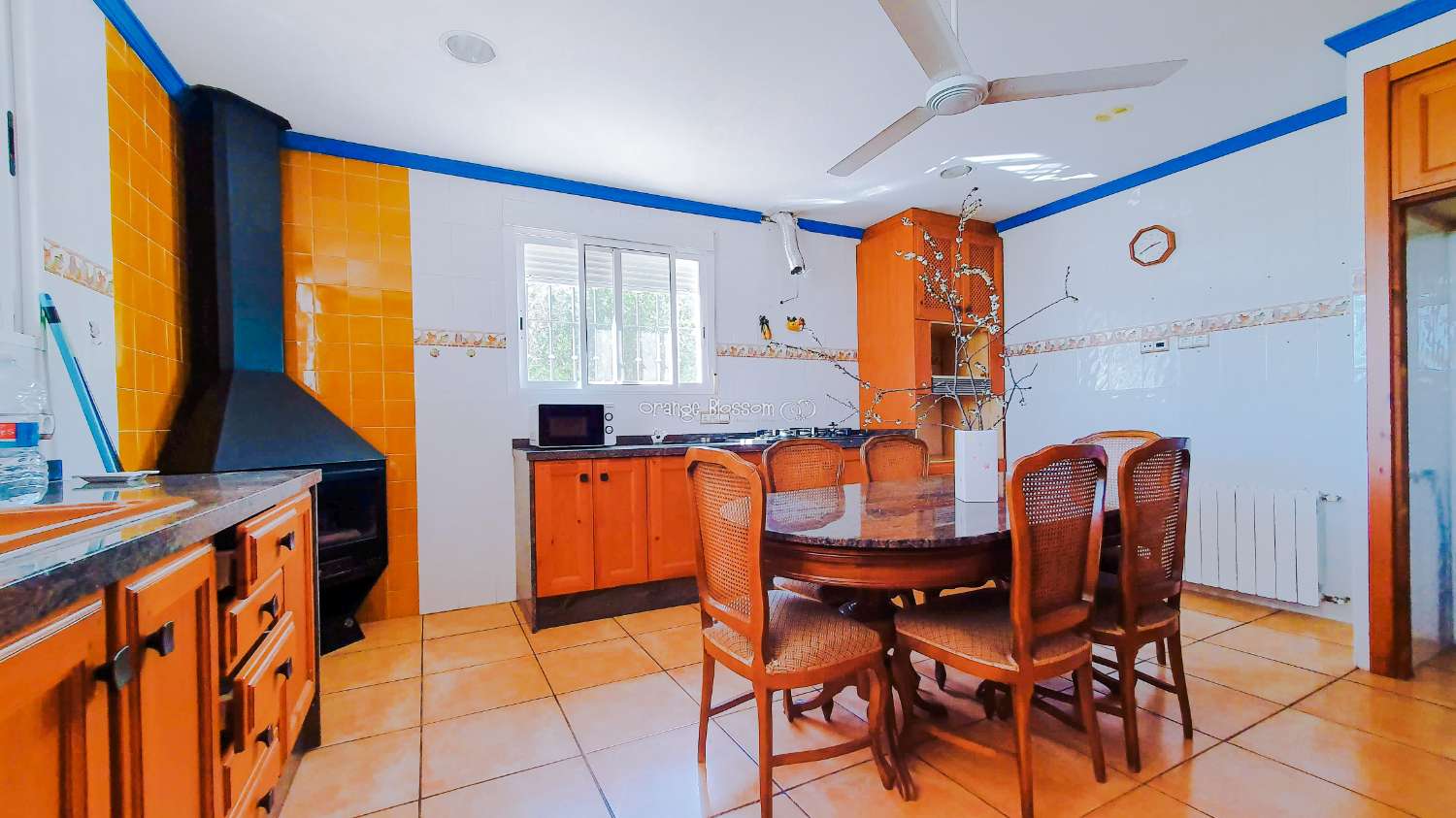 Ein wunderschön gebautes Haus in einer friedlichen ländlichen Umgebung.