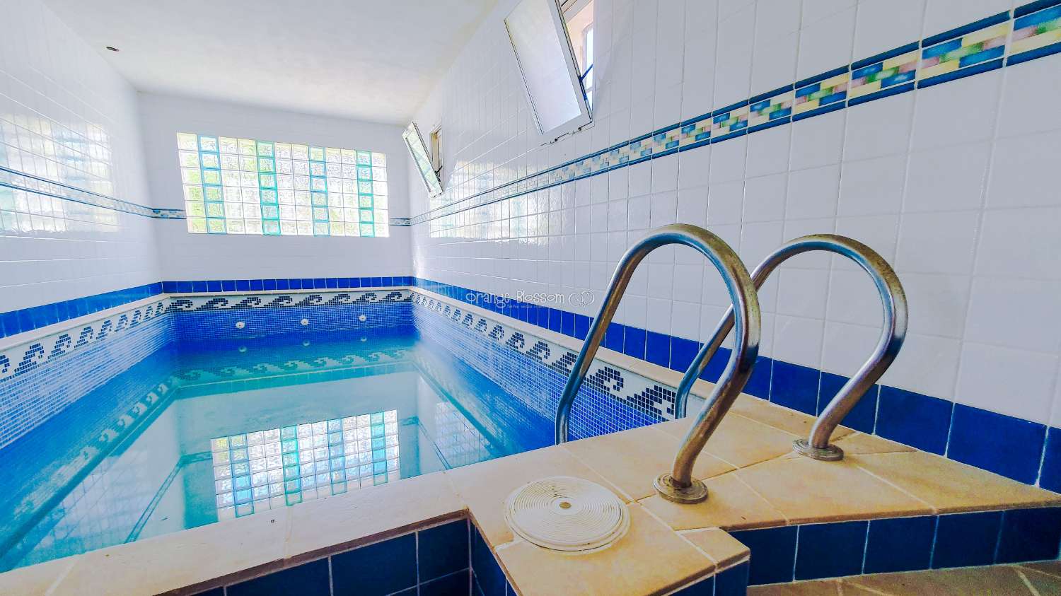 Ein wunderschön gebautes Haus in einer friedlichen ländlichen Umgebung.