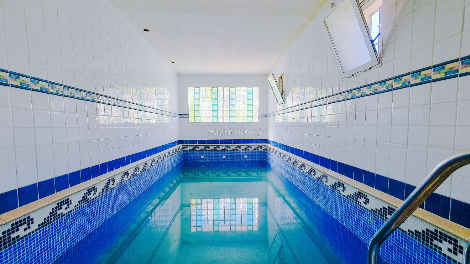 Ein wunderschön gebautes Haus in einer friedlichen ländlichen Umgebung.