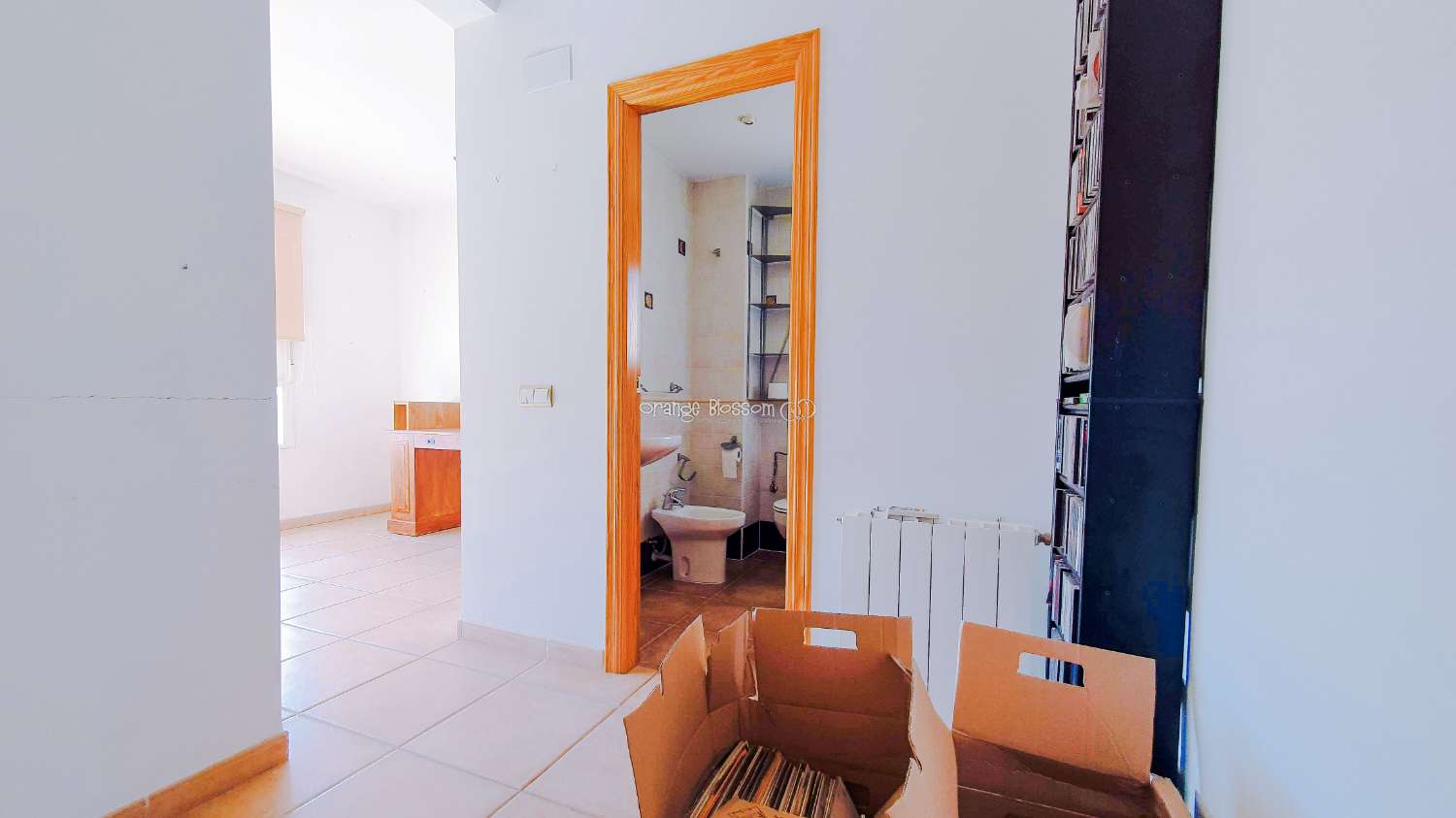 Ein wunderschön gebautes Haus in einer friedlichen ländlichen Umgebung.