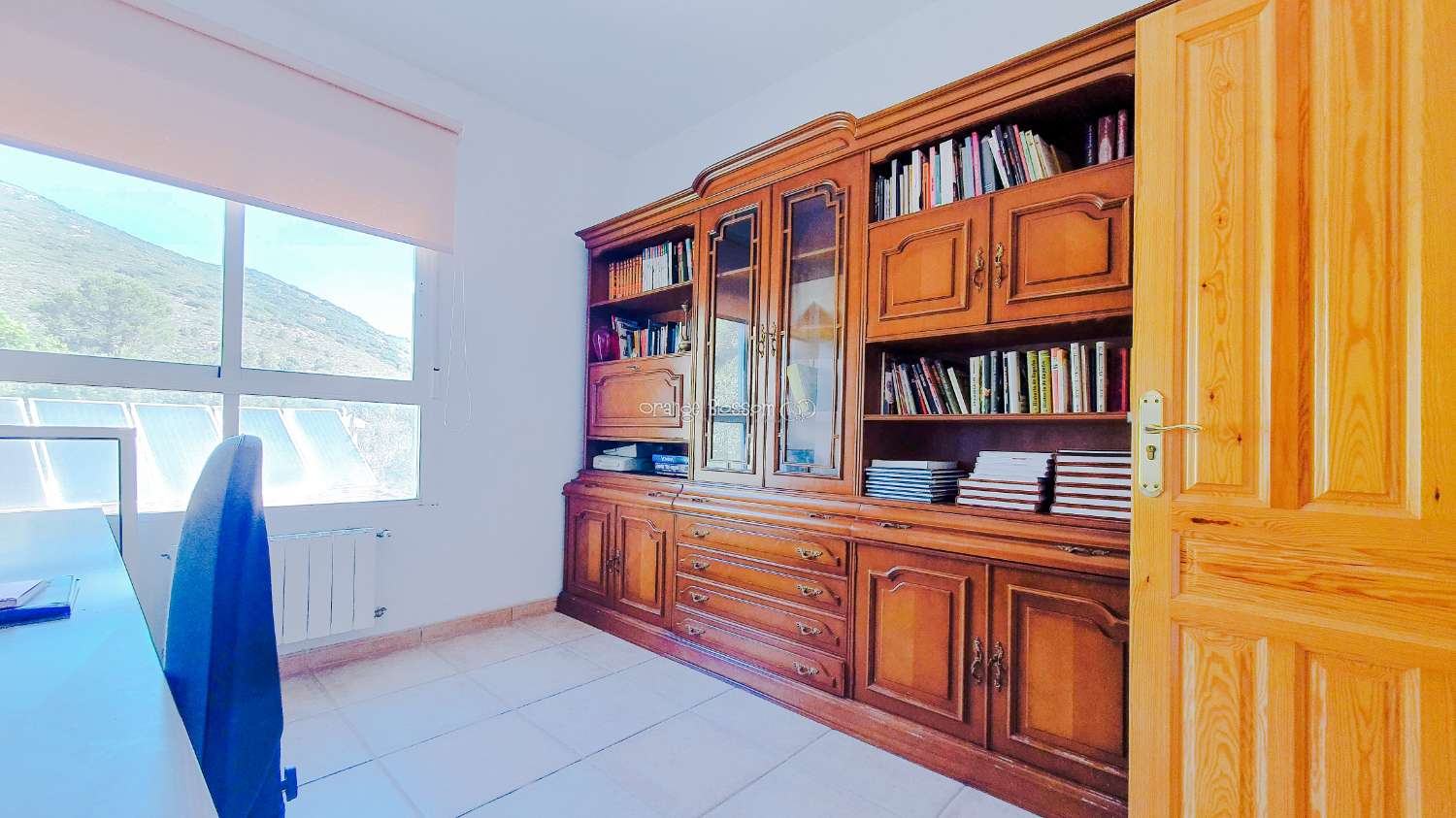 Ein wunderschön gebautes Haus in einer friedlichen ländlichen Umgebung.