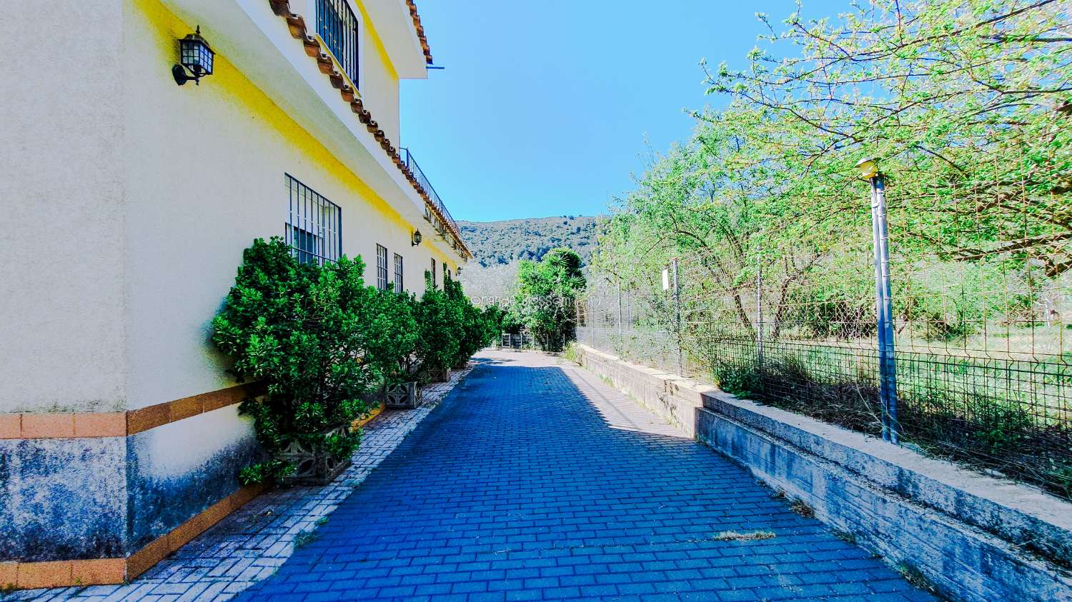 Ein wunderschön gebautes Haus in einer friedlichen ländlichen Umgebung.