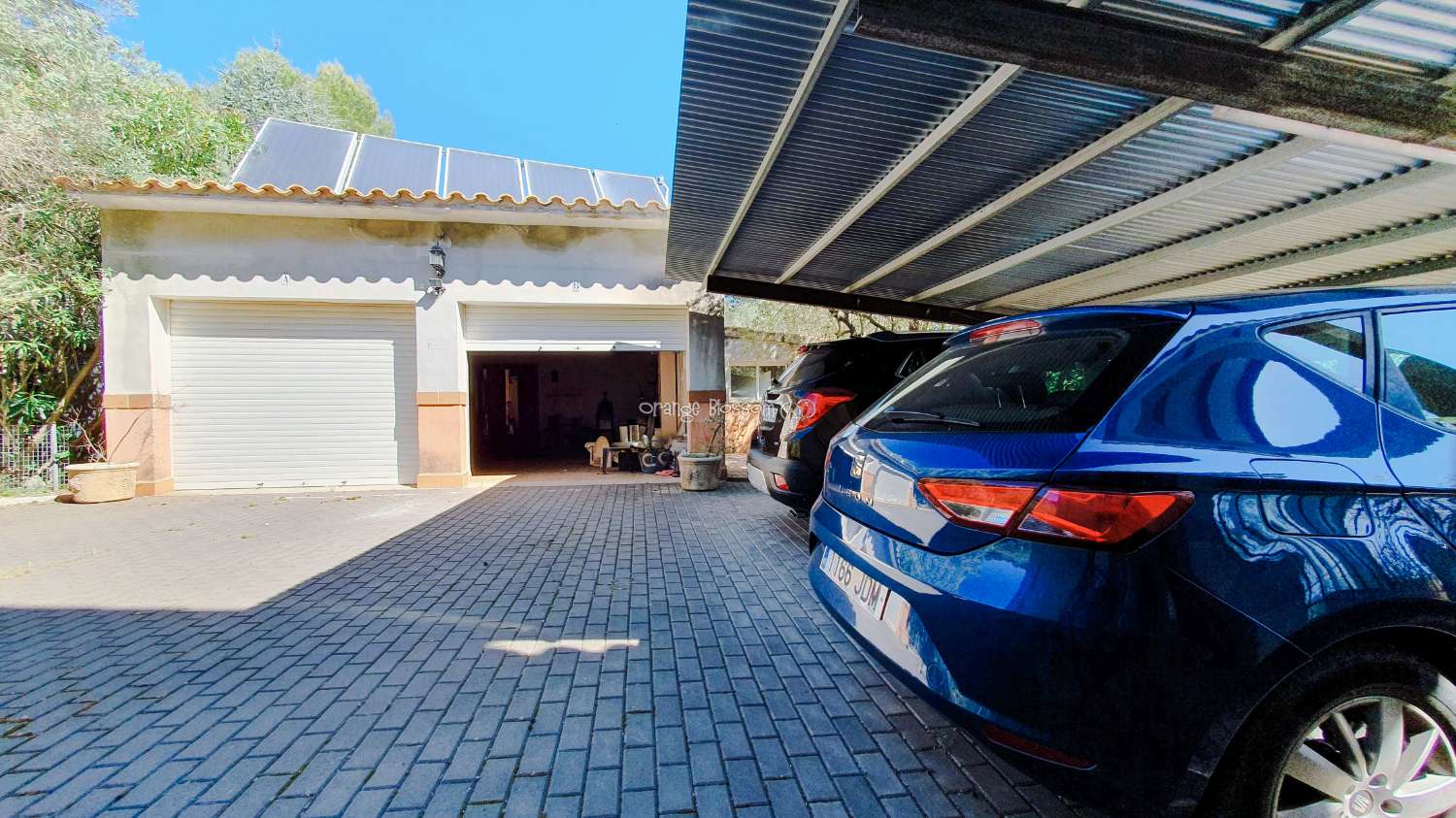 Ein wunderschön gebautes Haus in einer friedlichen ländlichen Umgebung.