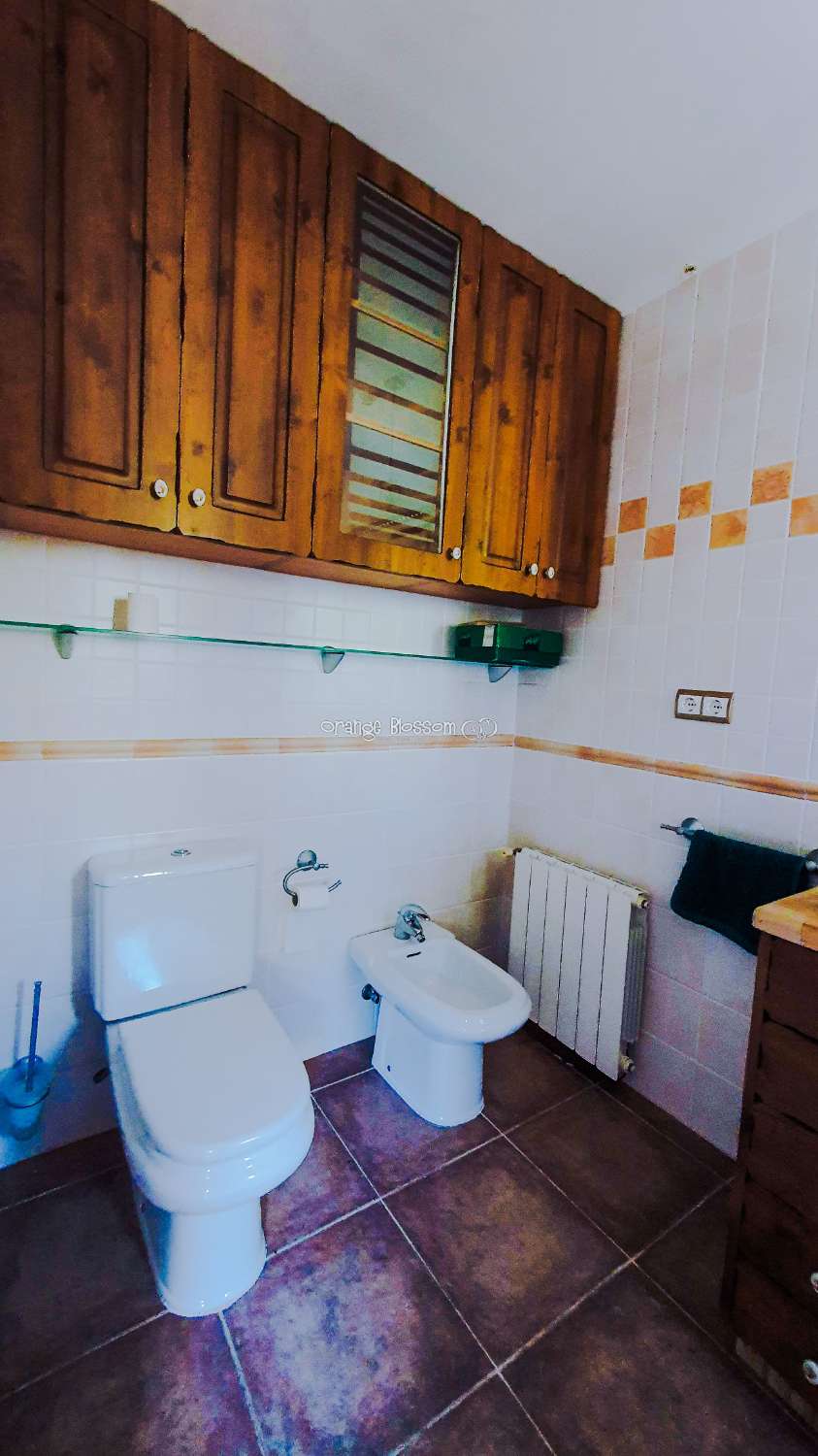 Ein wunderschön gebautes Haus in einer friedlichen ländlichen Umgebung.