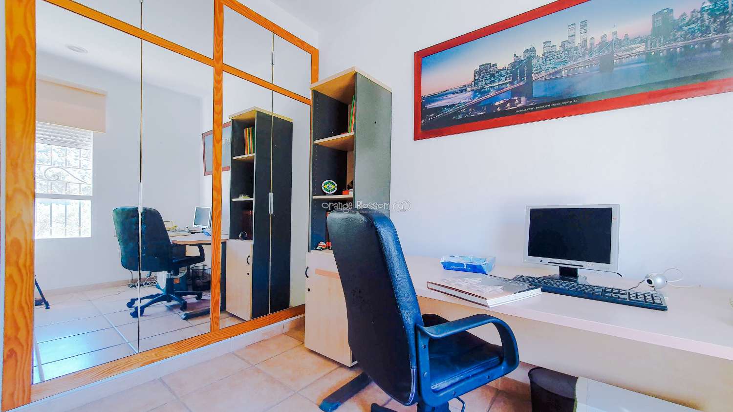 Ein wunderschön gebautes Haus in einer friedlichen ländlichen Umgebung.