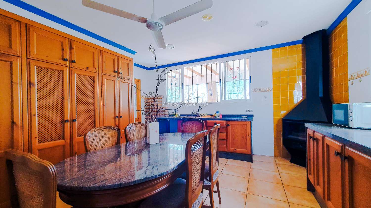 Ein wunderschön gebautes Haus in einer friedlichen ländlichen Umgebung.