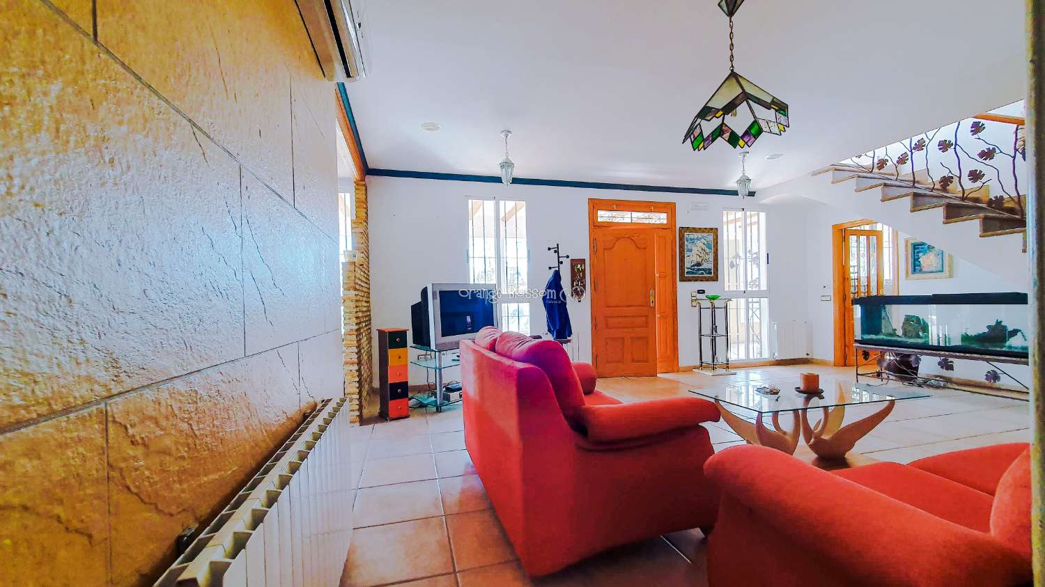 Ein wunderschön gebautes Haus in einer friedlichen ländlichen Umgebung.