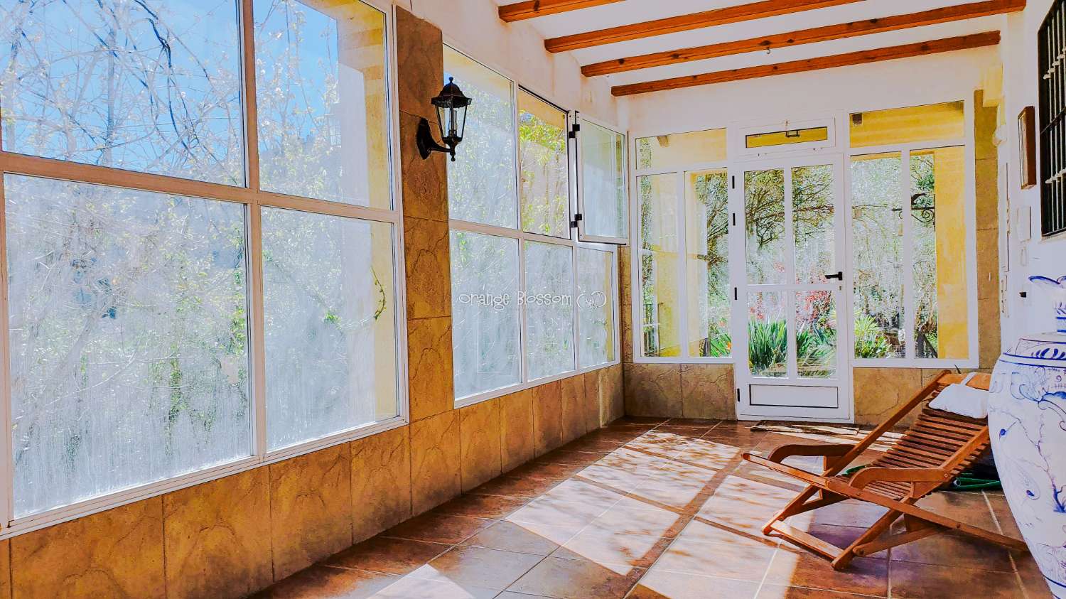 Ein wunderschön gebautes Haus in einer friedlichen ländlichen Umgebung.