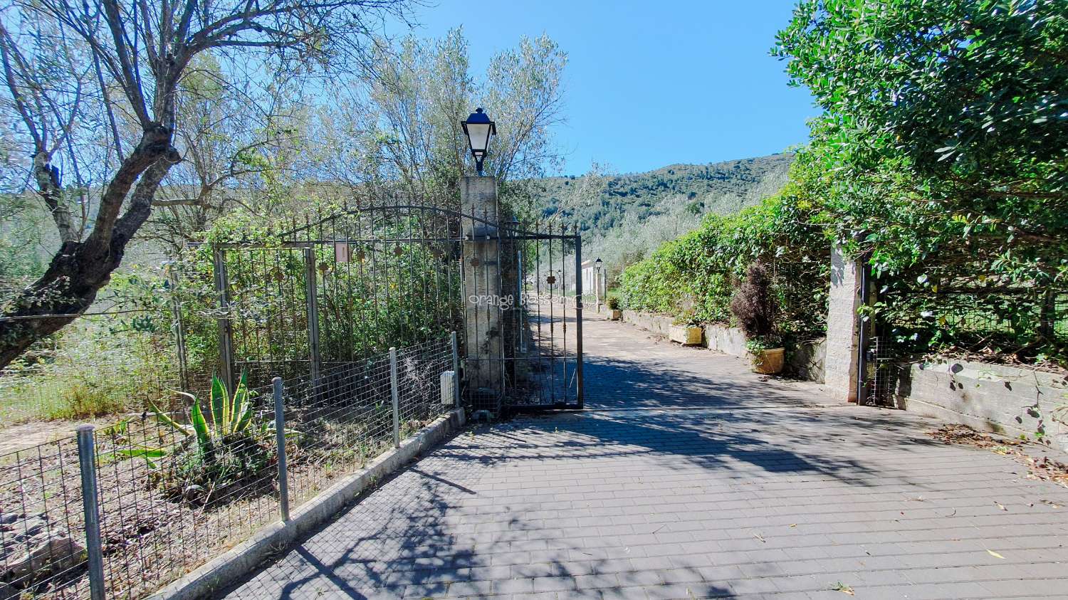 Ein wunderschön gebautes Haus in einer friedlichen ländlichen Umgebung.