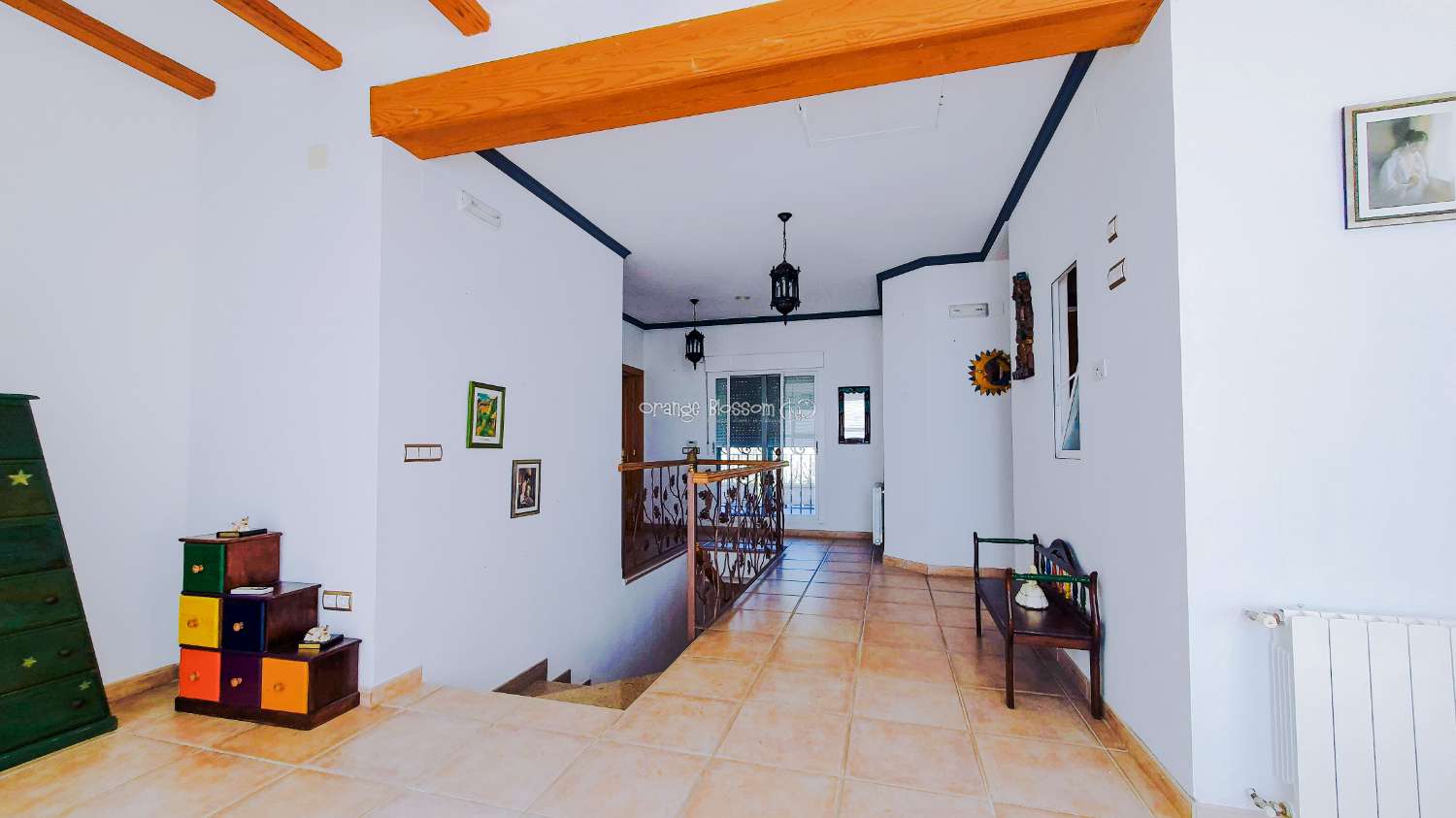 Ein wunderschön gebautes Haus in einer friedlichen ländlichen Umgebung.