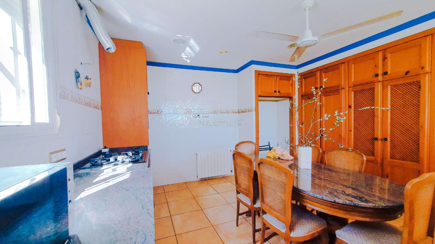 Ein wunderschön gebautes Haus in einer friedlichen ländlichen Umgebung.