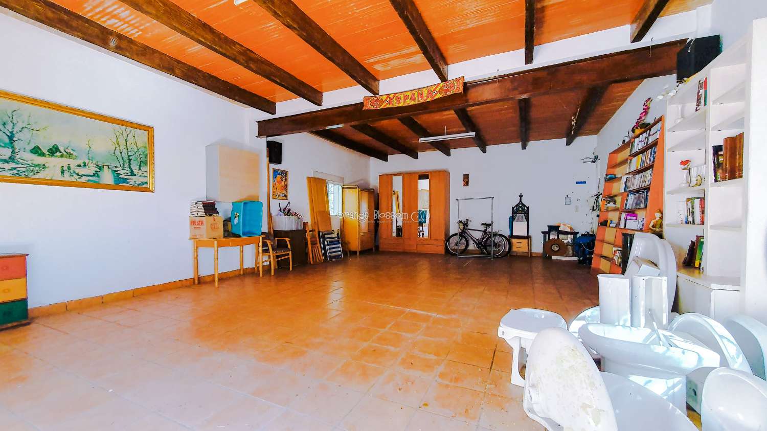 Ein wunderschön gebautes Haus in einer friedlichen ländlichen Umgebung.