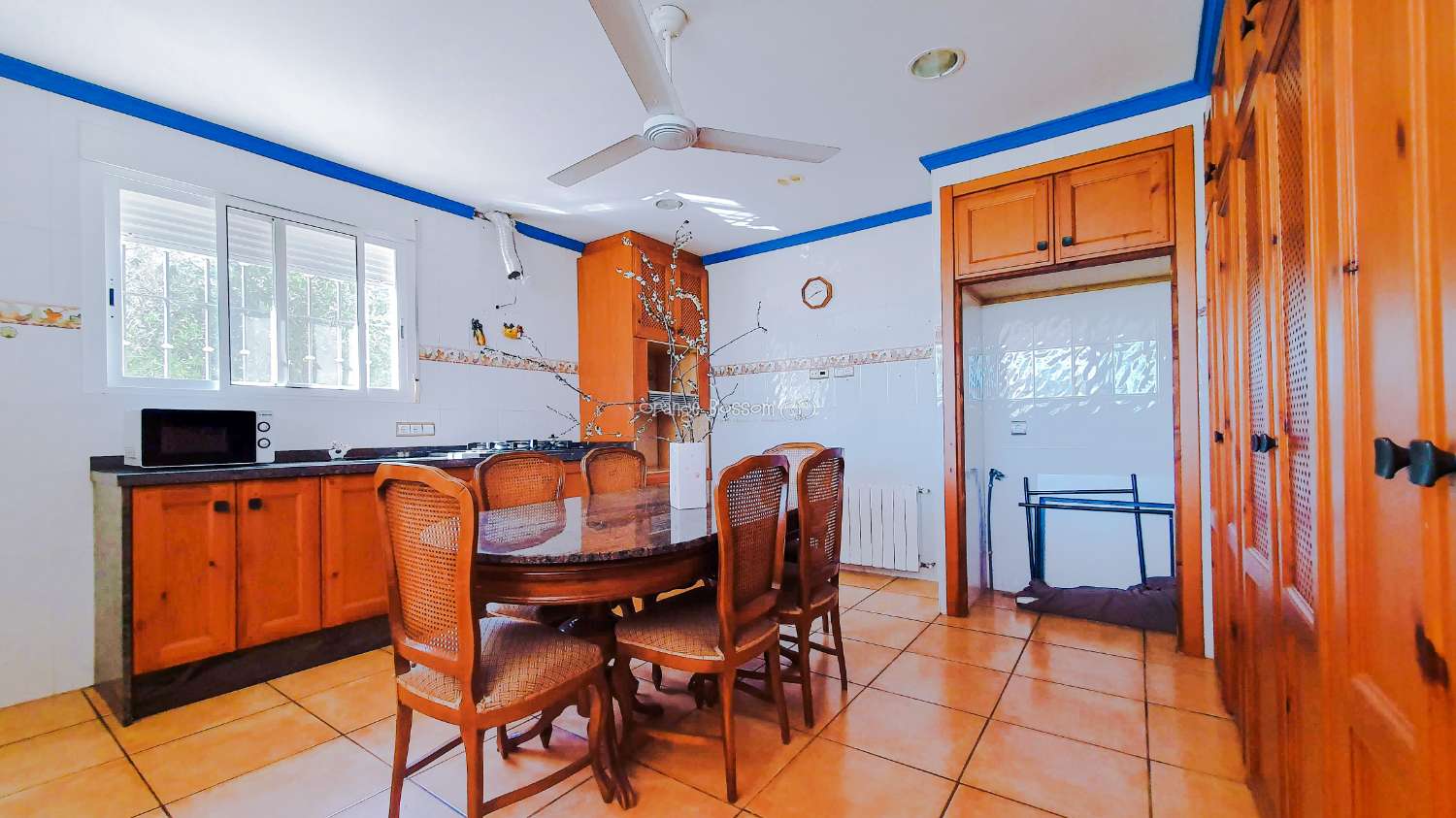 Ein wunderschön gebautes Haus in einer friedlichen ländlichen Umgebung.