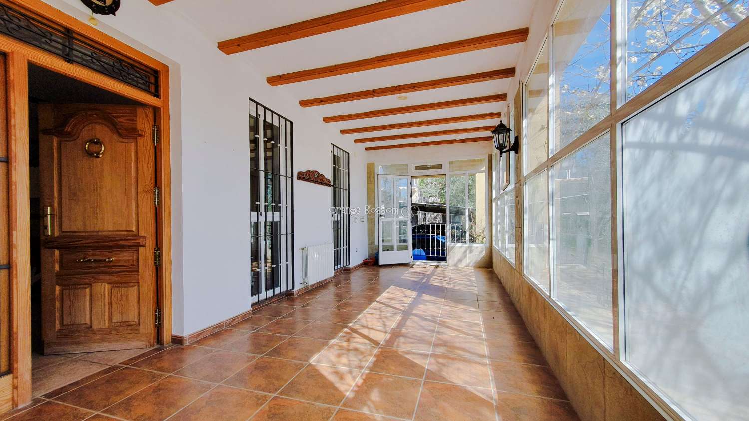 Ein wunderschön gebautes Haus in einer friedlichen ländlichen Umgebung.