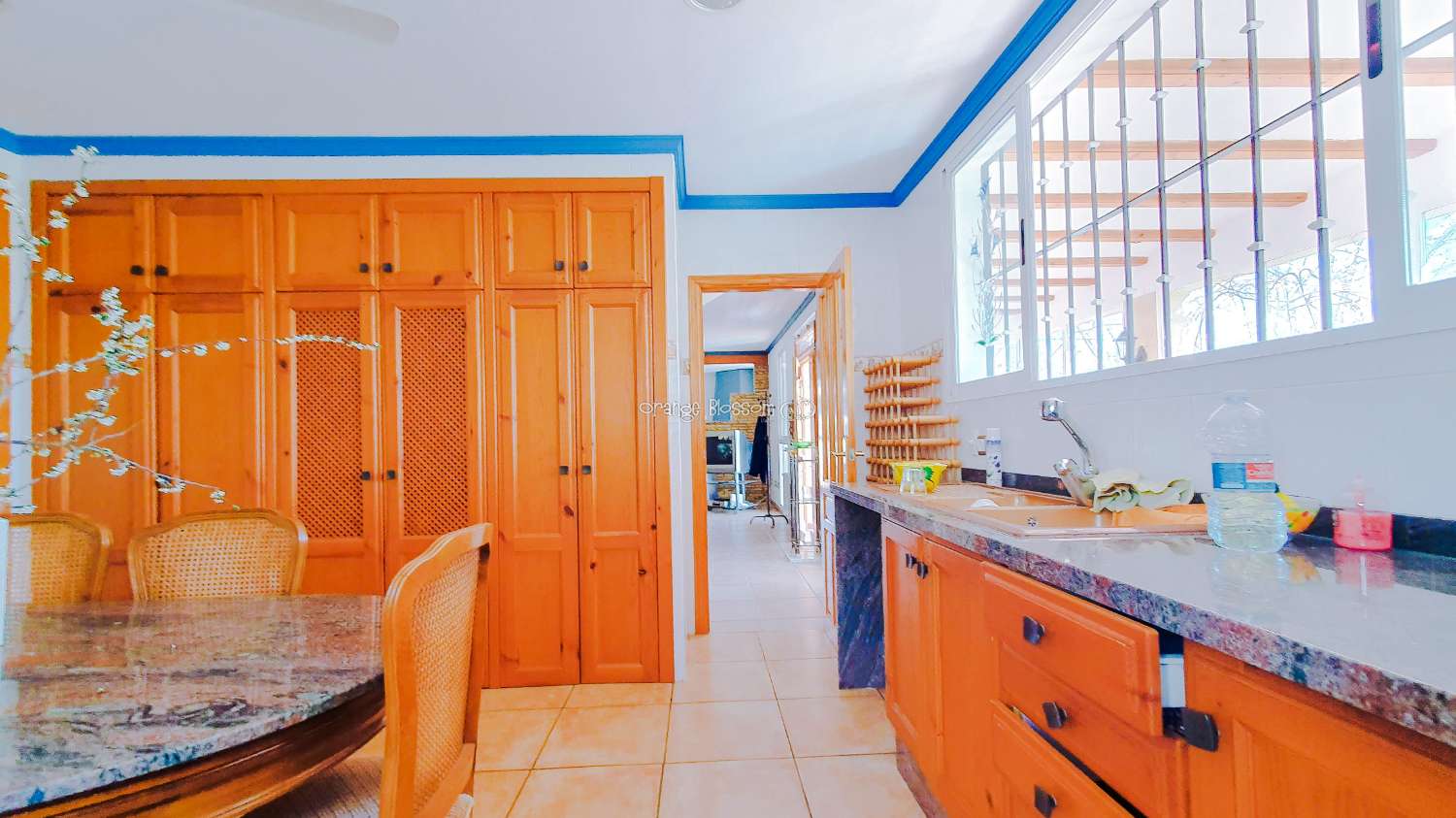 Ein wunderschön gebautes Haus in einer friedlichen ländlichen Umgebung.