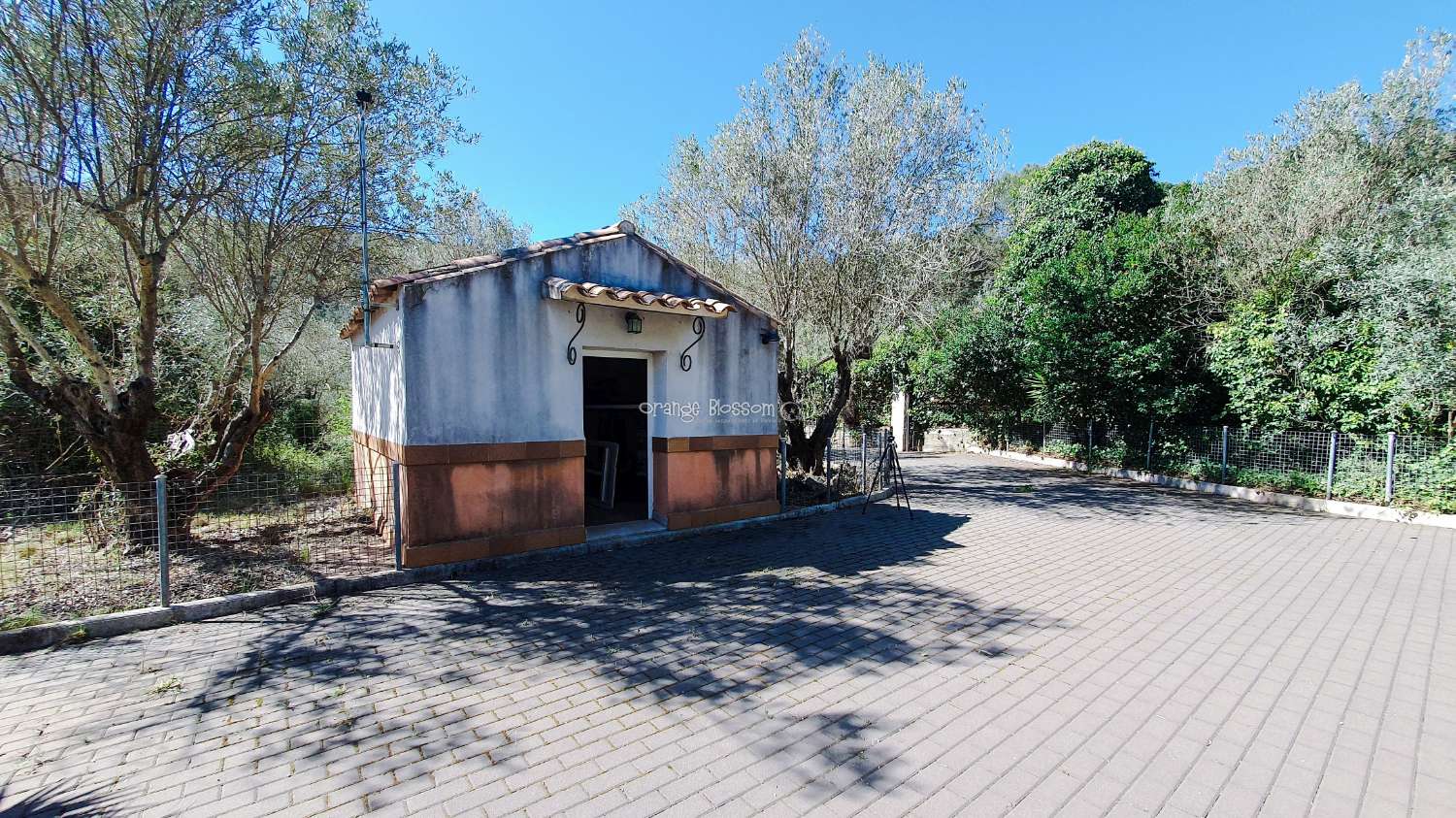 Ein wunderschön gebautes Haus in einer friedlichen ländlichen Umgebung.