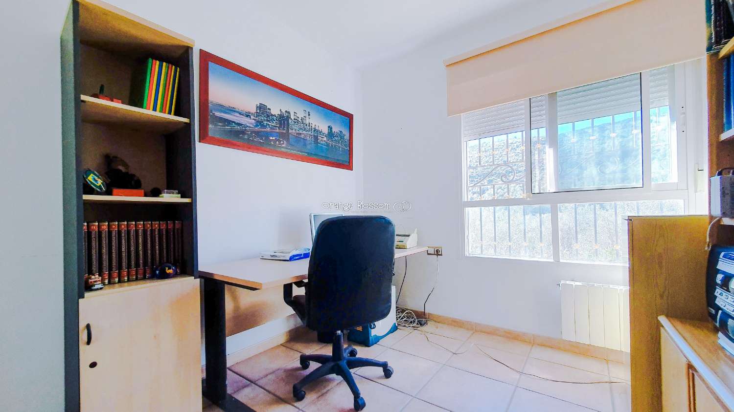 Ein wunderschön gebautes Haus in einer friedlichen ländlichen Umgebung.