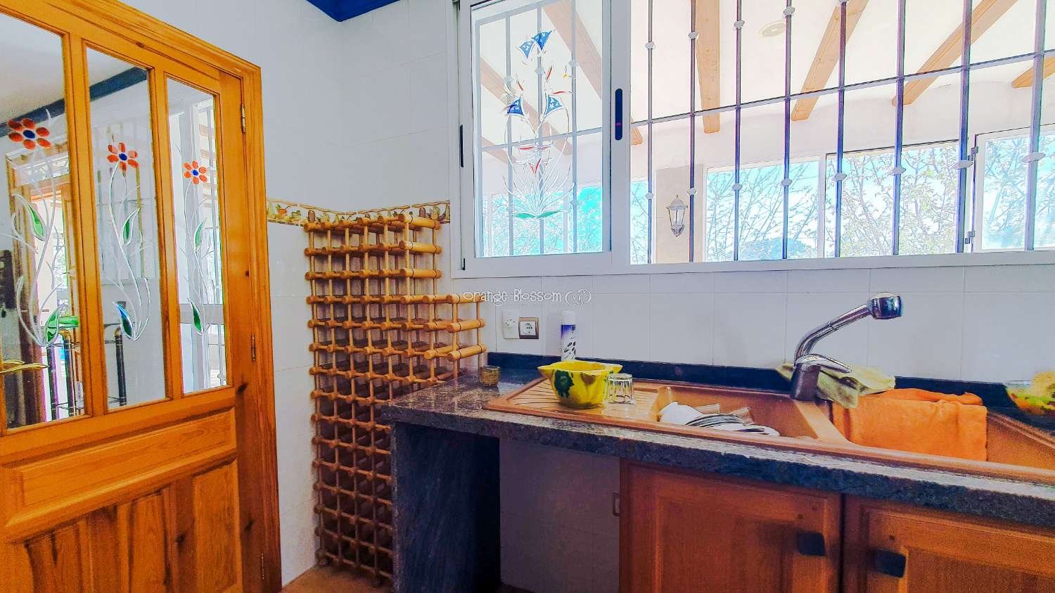 Ein wunderschön gebautes Haus in einer friedlichen ländlichen Umgebung.