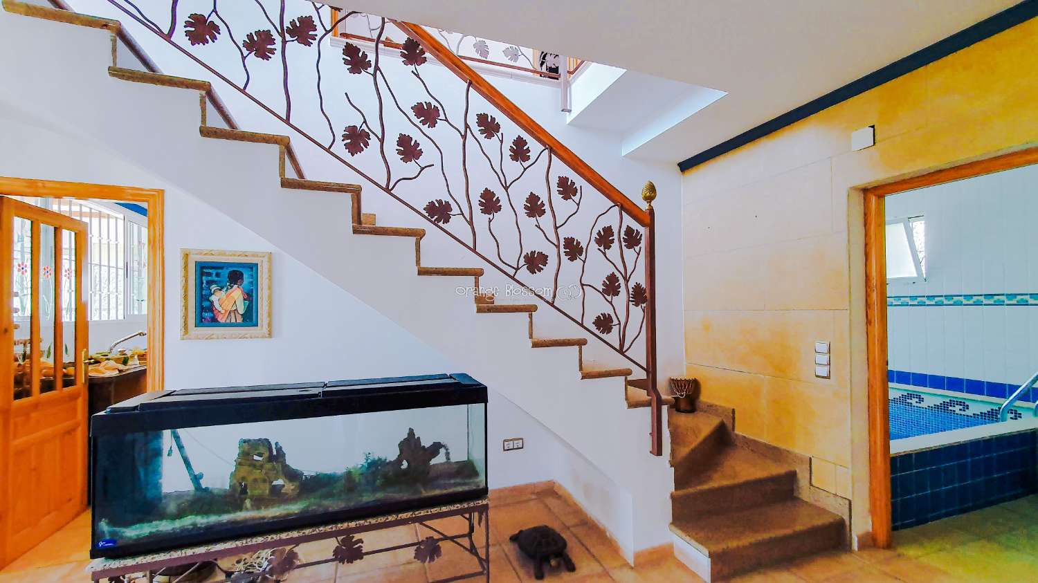 Ein wunderschön gebautes Haus in einer friedlichen ländlichen Umgebung.