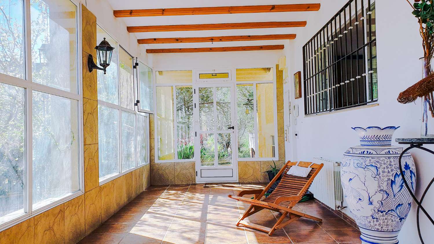 Ein wunderschön gebautes Haus in einer friedlichen ländlichen Umgebung.