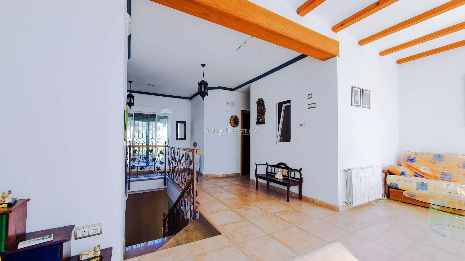 Ein wunderschön gebautes Haus in einer friedlichen ländlichen Umgebung.