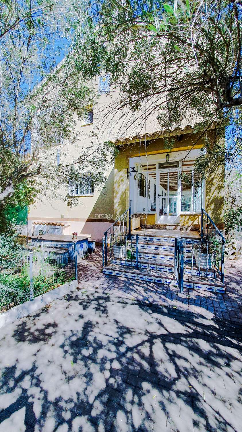 Ein wunderschön gebautes Haus in einer friedlichen ländlichen Umgebung.