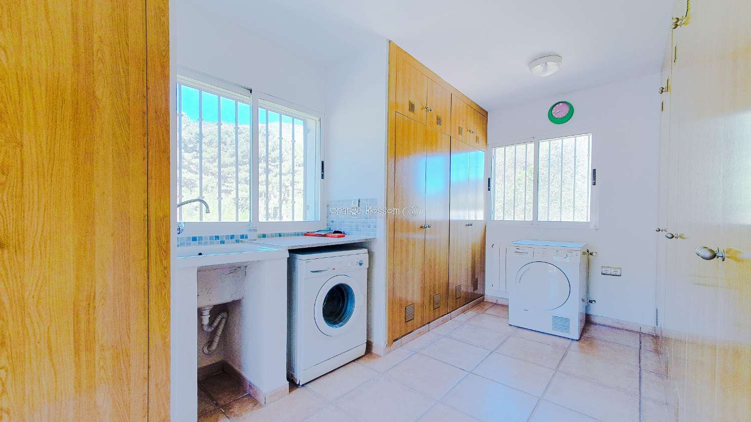 Ein wunderschön gebautes Haus in einer friedlichen ländlichen Umgebung.