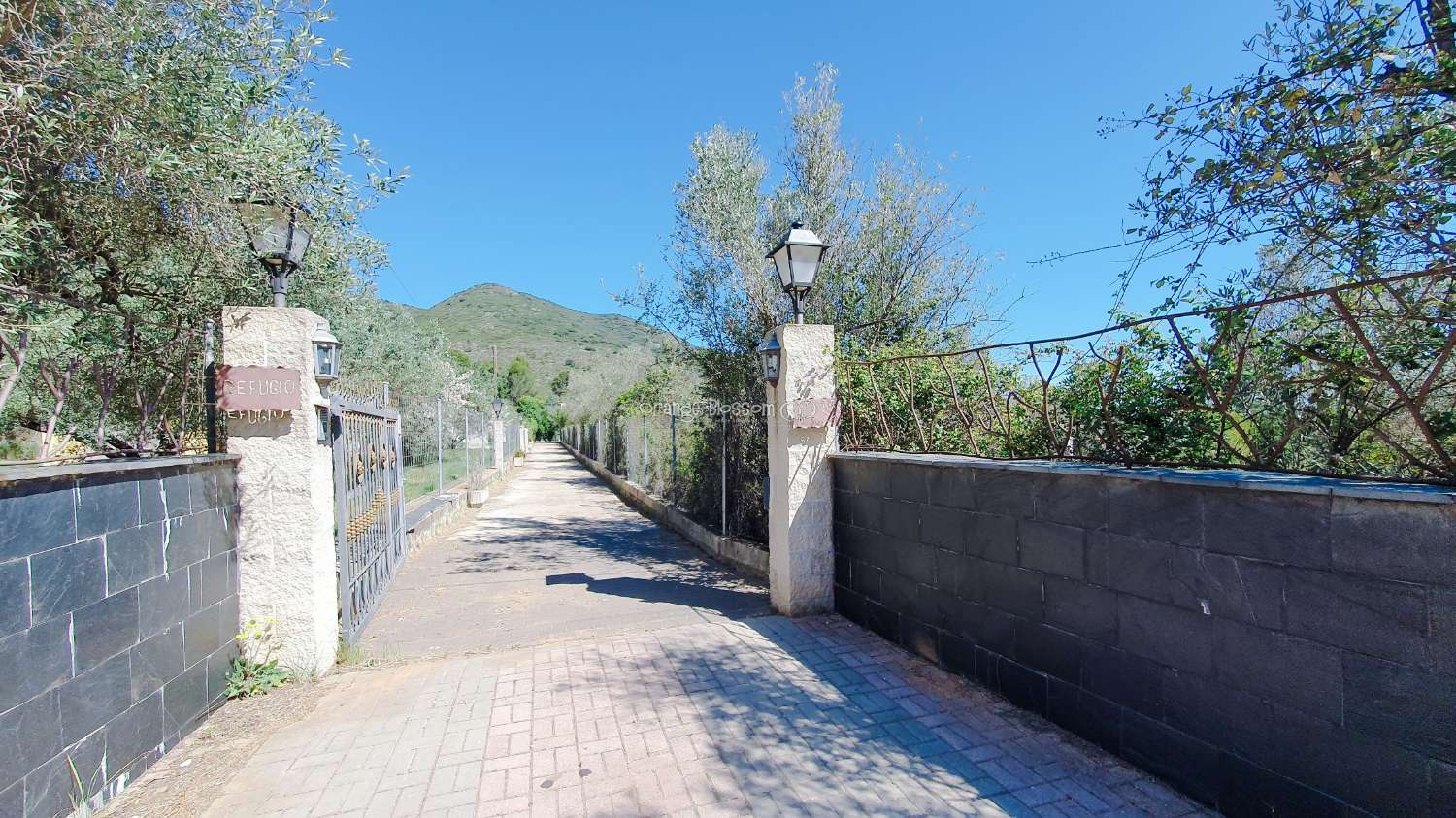 Ein wunderschön gebautes Haus in einer friedlichen ländlichen Umgebung.