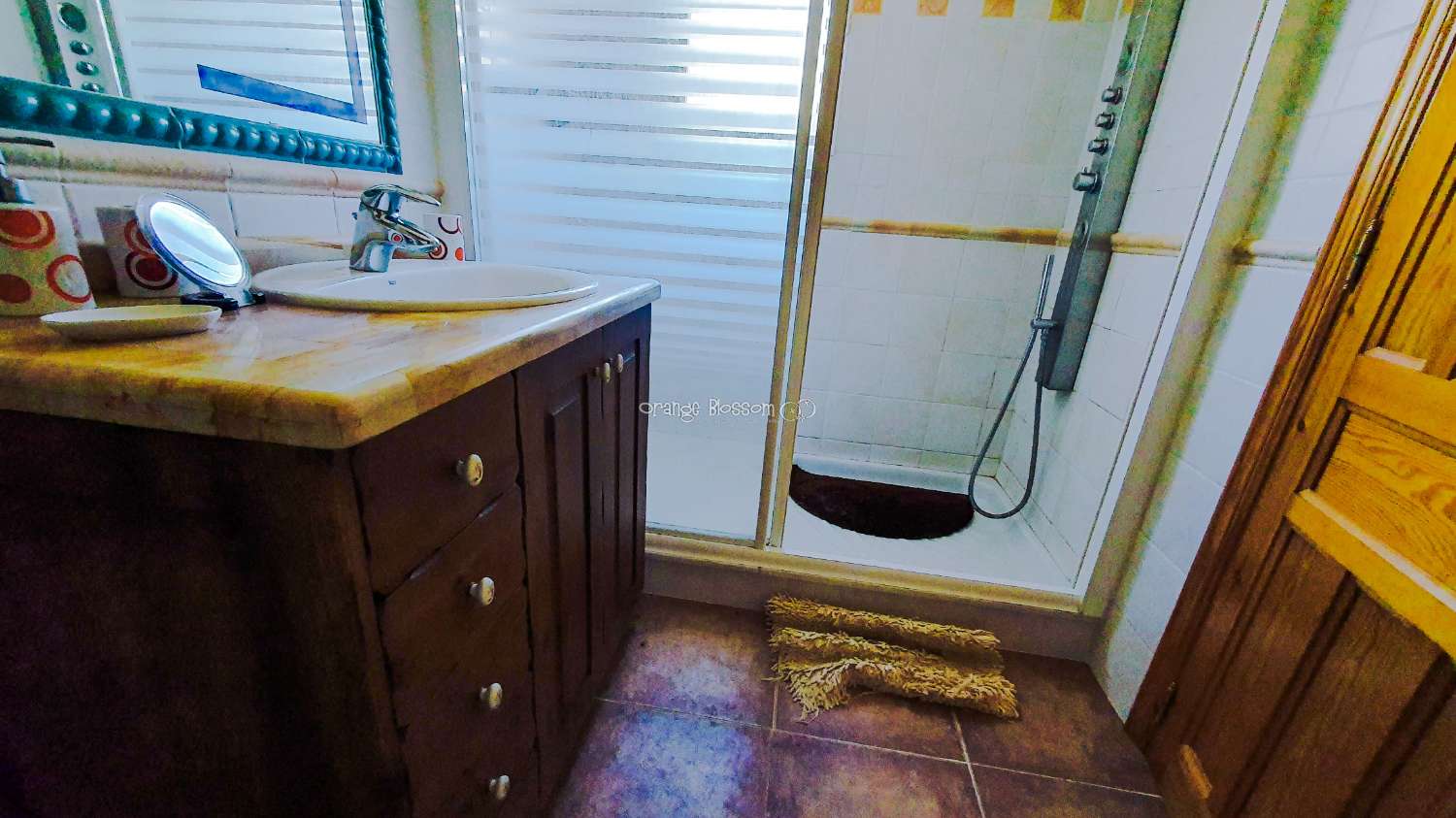 Ein wunderschön gebautes Haus in einer friedlichen ländlichen Umgebung.