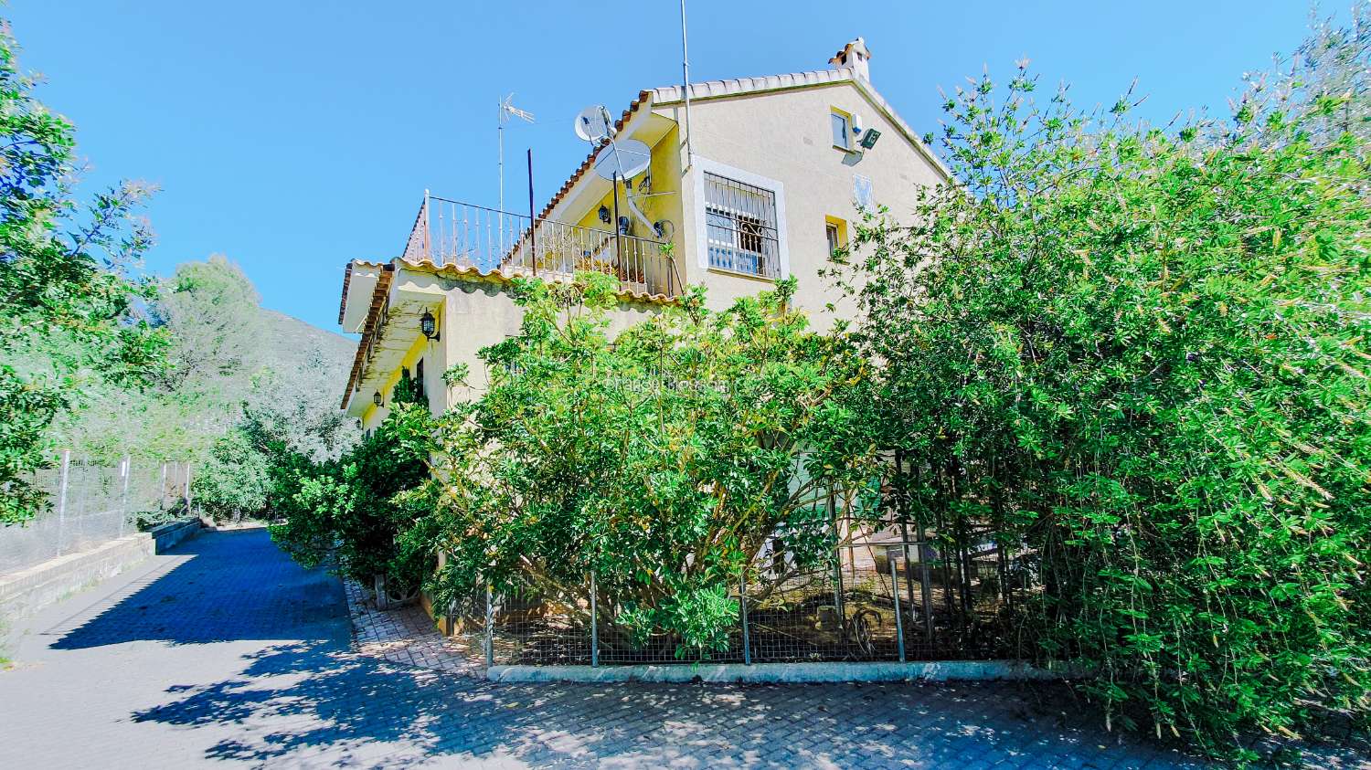 Ein wunderschön gebautes Haus in einer friedlichen ländlichen Umgebung.