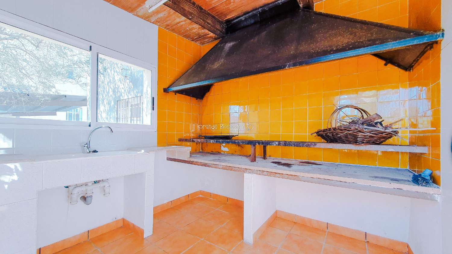 Ein wunderschön gebautes Haus in einer friedlichen ländlichen Umgebung.