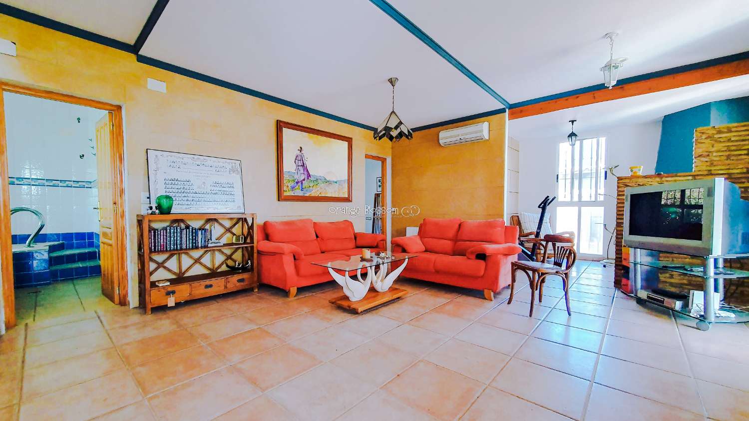 Ein wunderschön gebautes Haus in einer friedlichen ländlichen Umgebung.