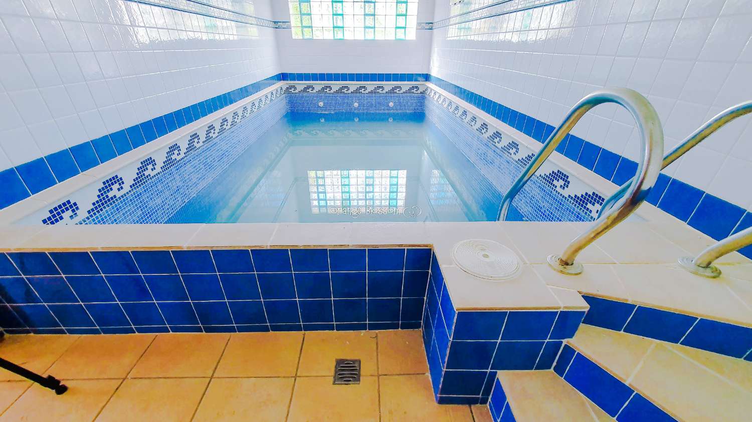 Ein wunderschön gebautes Haus in einer friedlichen ländlichen Umgebung.